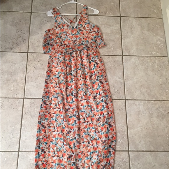 HOST PICK ❤ Summer time floral maxi dress - Picture 2 of 6